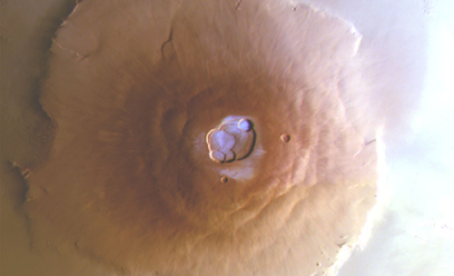 Zdjęcie wykonane przez sondę pokazuje osad na wulkanie na Marsie