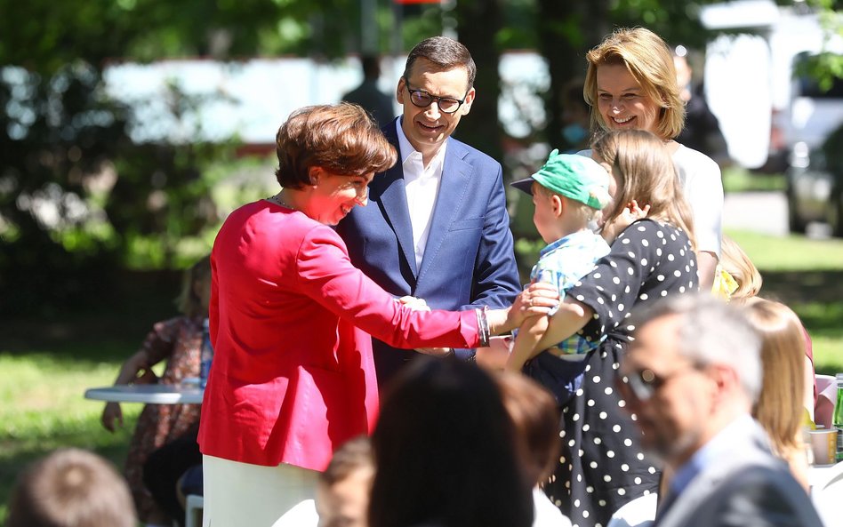 Minister rodziny i polityki społecznej Marlena Maląg, premier Mateusz Morawiecki oraz pełnomocnik rz