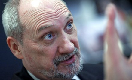 Piasecki: Kłopotliwy spadek po Macierewiczu