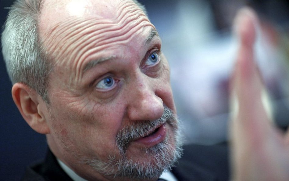 Sąd: Macierewicz musi odpowiedzieć na pytania Brejzy