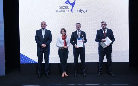 Nagrodę Mecenasa Innowacji dyrektorowi Roche Polska Wiktorowi Janickiemu wręczyła wiceminister rozwo