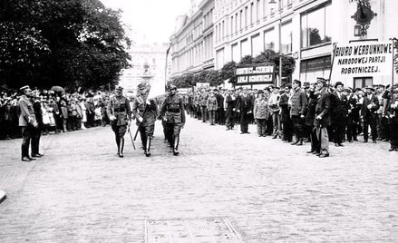Warszawa, plac Saski, 18 lipca 1920. Ochotnicy przed wyruszeniem na front