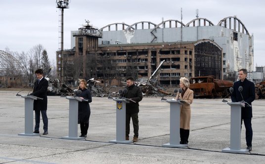 W Hostomelu w dniu drugiej rocznicy rozpoczęcia inwazji Rosji na Ukrainę byli m.in. prezydent Ukrain