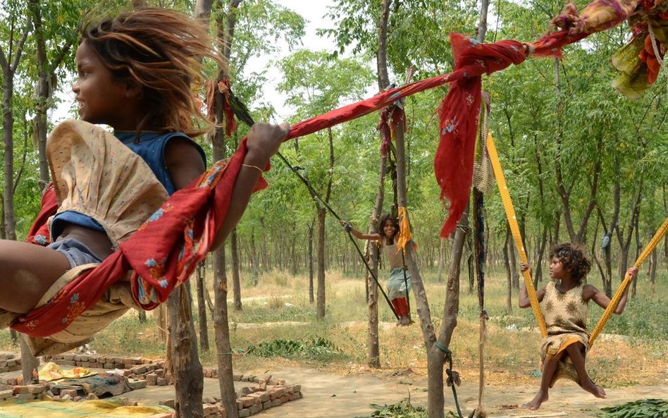 Dzieci hinduskich robotników bawiące się w Amritsar.