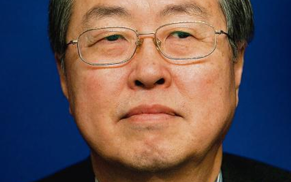 Zhou Xiaochuan, szef Ludowego Banku Chin. Jego instytucja wreszcie dała do zrozumienia, że trzyma rę