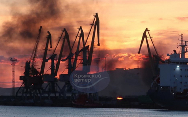 Uszkodzony rosyjski okręt wojenny po ukraińskim ataku w porcie Teodozja na Krymie
