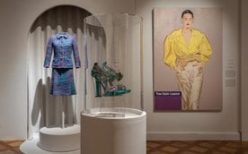 Ważną funkcję na ekspozycji pełnią również prezentowane kreacje oraz akcesoria haute couture i prêt-