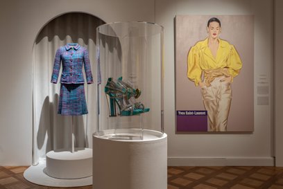 Ważną funkcję na ekspozycji pełnią również prezentowane kreacje oraz akcesoria haute couture i prêt-