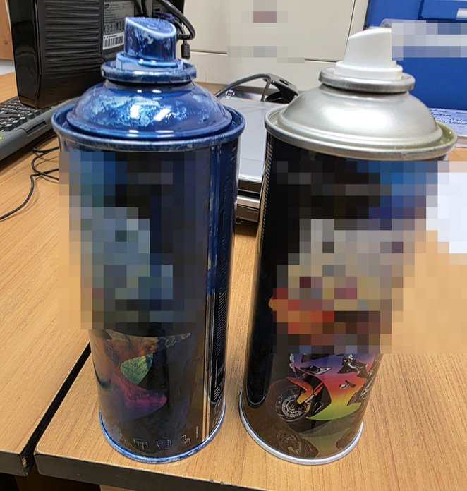 Przy zatrzymanym znaleziono puszki z farbą w sprayu.