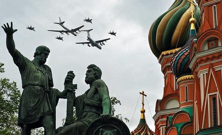 Samoloty nad cerkwią bł. Wasyla przy placu Czerwonym podczas uroczystości Dnia Zwycięstwa 9 maja