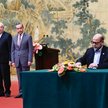 Przedstawiciel delegacji Hamasu Mousa Abu Marzouk podpisuje porozumienie. Drugi z lewej minister spr