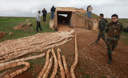 Syria: Armia Asada atakuje Daesh na pustyni