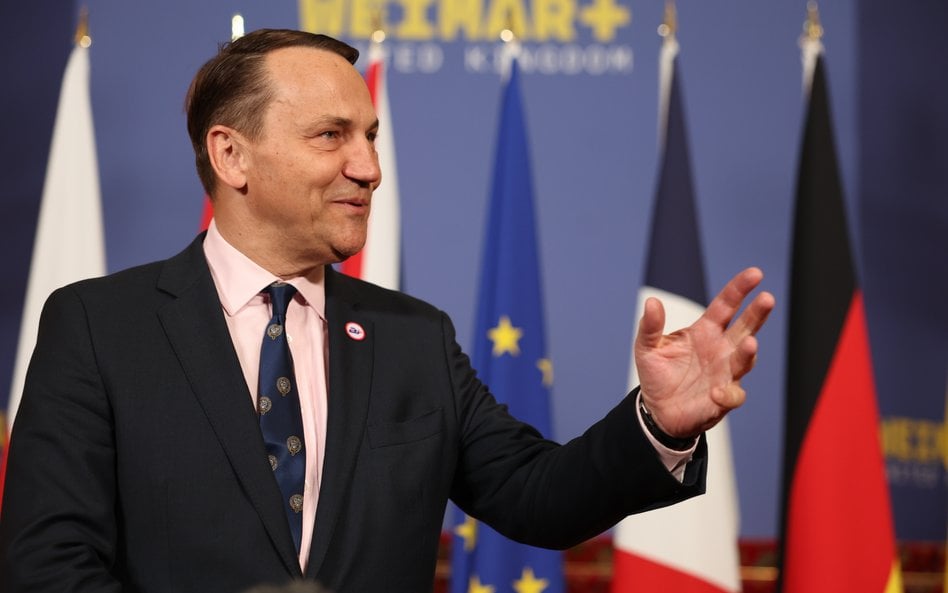 Dokąd jeździ minister Radosław Sikorski?