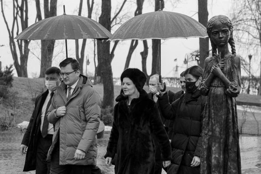 Elizabeth Truss razem z ministrem spraw zagranicznych Ukrainy Dmytrem Kułebą przy pomniku ofiar Wiel