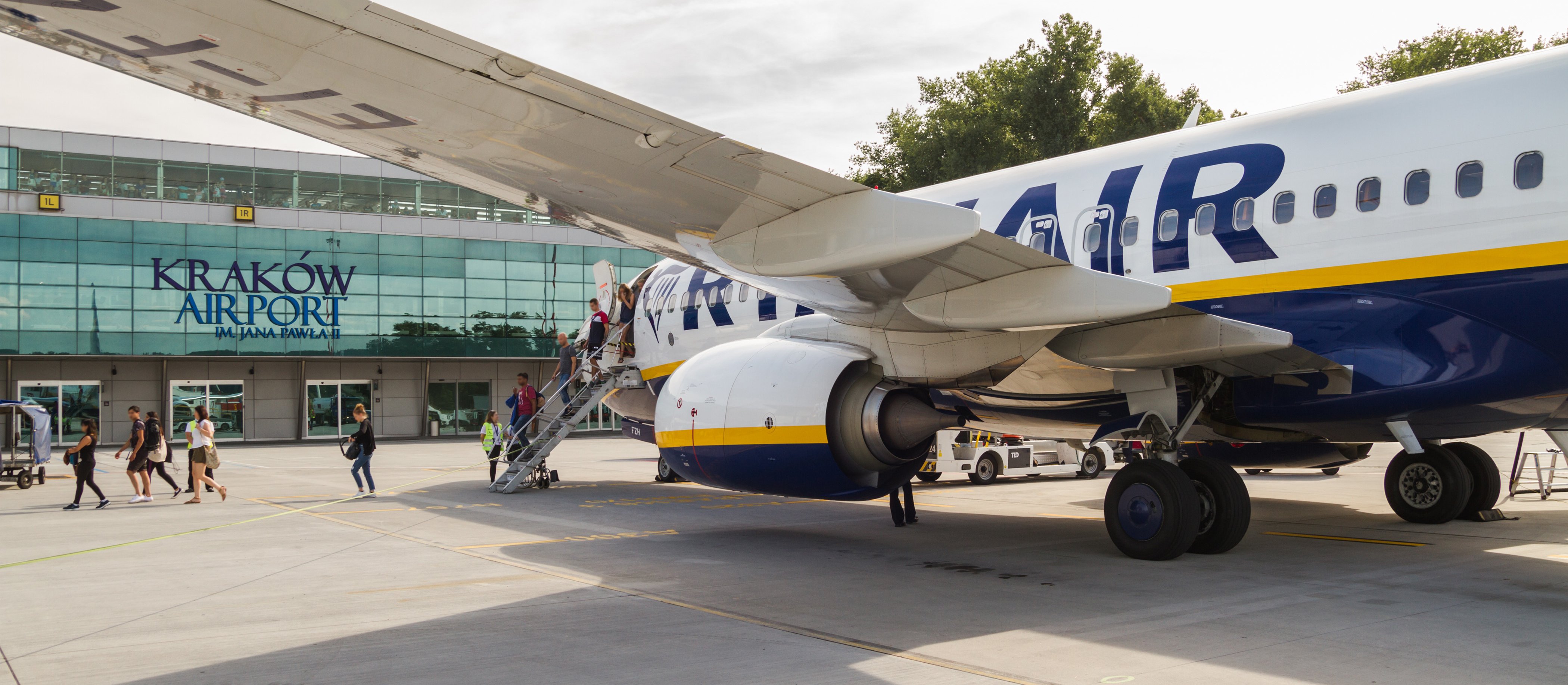 Ewakuacja pasażerów z samolotu na lotnisku Kraków-Balice