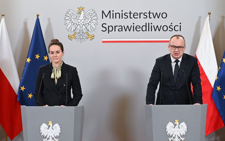 Minister sprawiedliwości, prokurator generalny Adam Bodnar (P) oraz wiceminister sprawiedliwości Mar