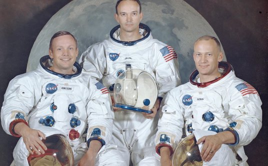 16 lipca 1969 roku: Oficjalne zdjęcie załogi misji Apollo 11: Od lewej – dowódca misji Neil Armstron