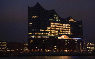 Hamburg. W gmachu w kształcie morskiej fali mieści się prócz filharmonii m.in. luksusowy hotel.