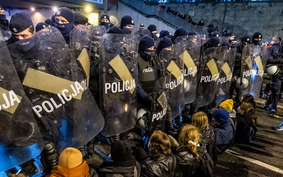 Stołeczna policja do senatora Platformy: Plotki, że chce pan wygryźć marszałka Grodzkiego