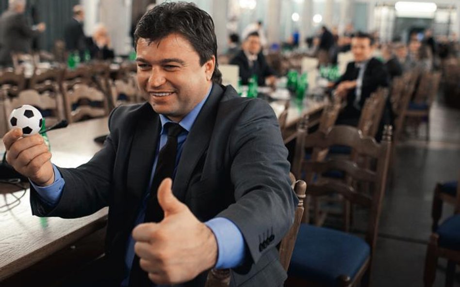 Roman Kosecki (46 lat), 69-krotny reprezentant Polski, poseł na Sejm od roku 2005, będzie się starał