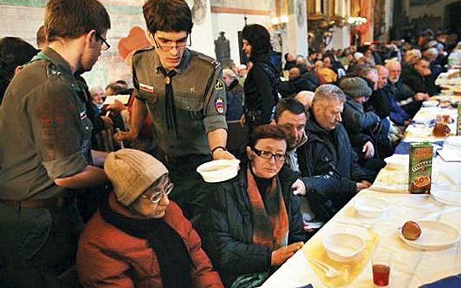 Harcerze często niosą pomoc potrzebującym. Na zdjęciu wigilia dla samotnych i bezdomnych w Krakowie