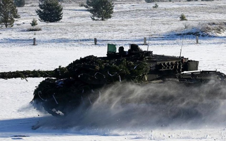 Czołg typu Leopard podczas ćwiczeń na poligonie w Niemczech