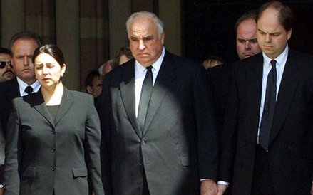 Bolesna strata. 5 lipca 2001 w wieku 68 lat żona Helmuta Kohla Hannelore odebrała sobie życie. Od la