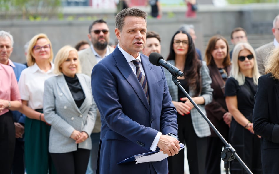 Prezydent Warszawy Rafał Trzaskowski podczas konferencji prasowej na Placu Centralnym w Warszawie