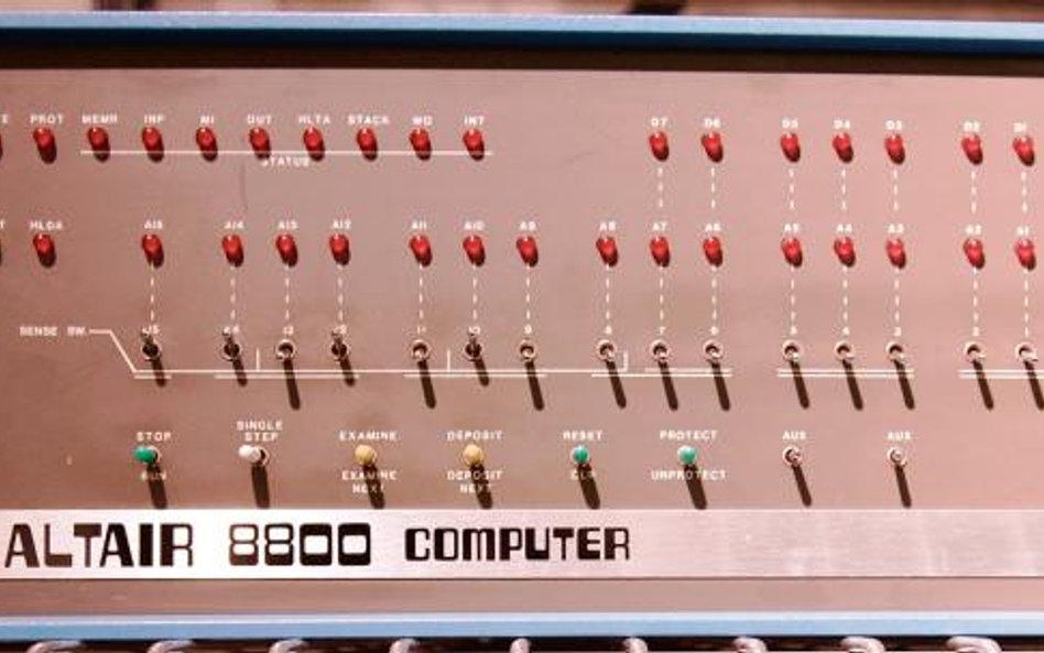 Pierwszym szerzej znanym mikrokomputerem był ALTAIR 8800 – opracowany pod koniec 1974 r. w MITS