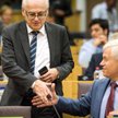 Eurodeputowany PiS Zdzisław Krasnodębski gratuluje przemówienia swojemu koledze z klubu, europosłowi