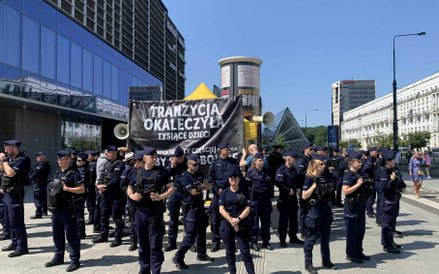 Grupa policjantów zabezpieczająca kontrmanifestację na trasie Parady Równości