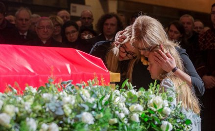 Wdowa po zamordowanym prezydencie Gdańska Magdalena Adamowicz z córkami Antoniną i Teresą