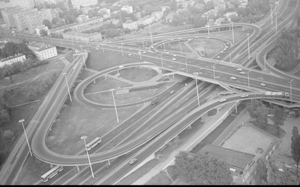 Saska Kępa w Warszawie. Widok z lotu ptaka na wjazd na most Łazienkowski i łącznice z ul. Wał Miedze