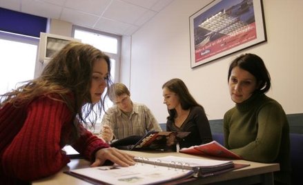 Firma rozliczy opłaty za naukę języków przez pracowników i przez szefa