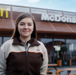 W reklamach McDonald's młode osoby pokazują swoje hobby i deklaruje, że lubią swoją pracę