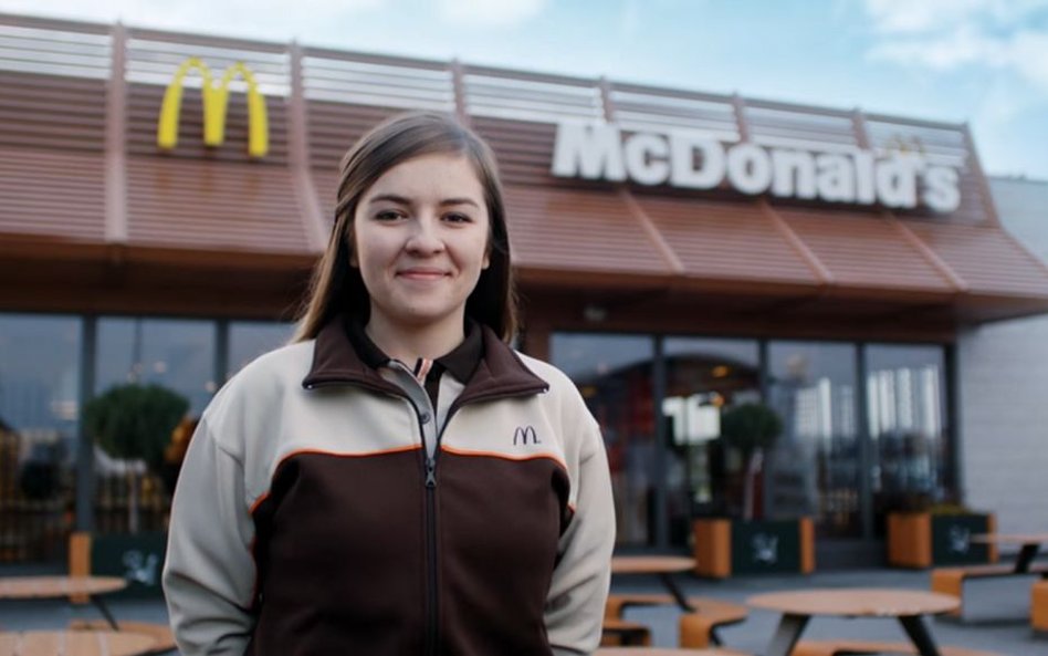 W reklamach McDonald's młode osoby pokazują swoje hobby i deklaruje, że lubią swoją pracę