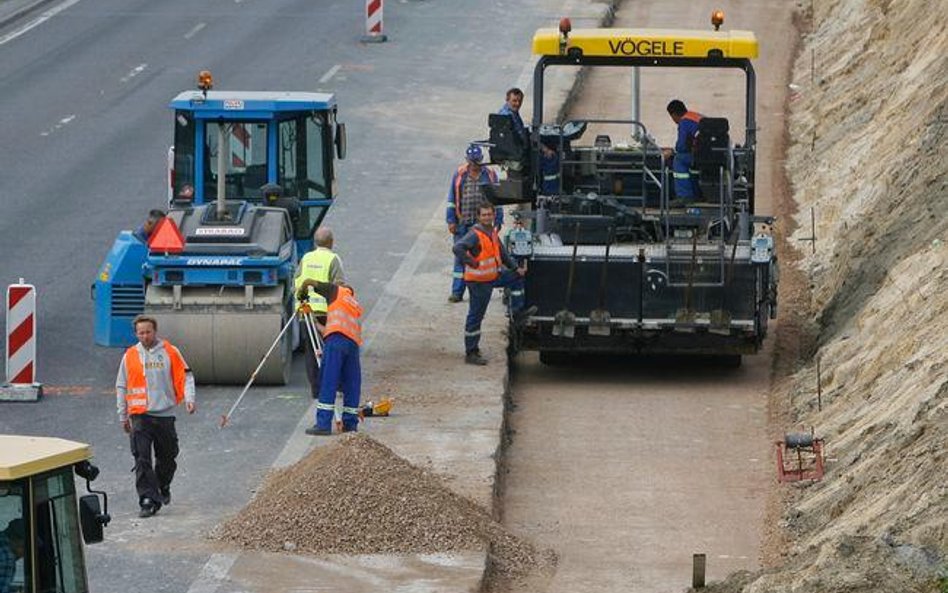 Jak należy obciążyć podatkiem od towarów i usług sprzedaż sprzętu, który służył w gminie wyłącznie d