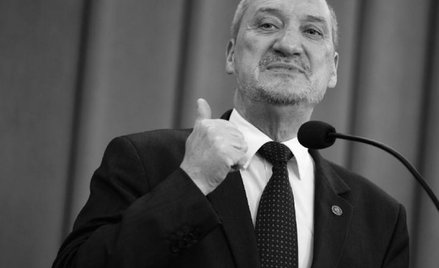 Nie sposób zrozumieć, dlaczego Antoni Macierewicz brnie w kompromitację