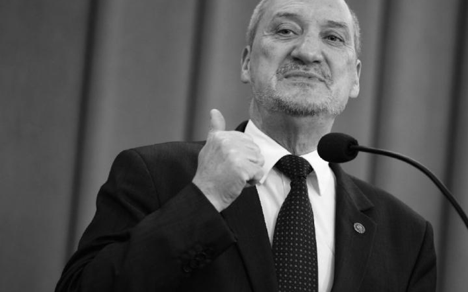 Nie sposób zrozumieć, dlaczego Antoni Macierewicz brnie w kompromitację