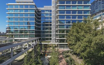 Office House jest zasilany energią pochodzącą ze źródeł odnawialnych, w tym paneli fotowoltaicznych