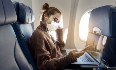 Kto może latać bez maseczki? Linie lotnicze zdecydowały