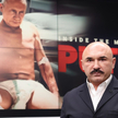 Patryk Vega na tle plakatu fiilmu "Putin"