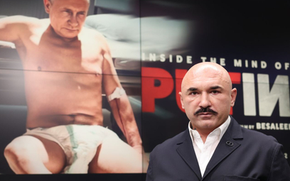 Patryk Vega na tle plakatu fiilmu "Putin"
