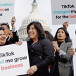 Tiktokerzy protestujący przeciwko ustawie mającej zakazać TikToka w USA, Waszyngton, 13 marca 2024 r