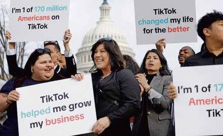 Tiktokerzy protestujący przeciwko ustawie mającej zakazać TikToka w USA, Waszyngton, 13 marca 2024 r