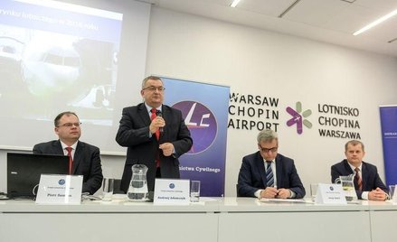 Minister infrastruktury i budownictwa Andrzej Adamczyk (2L), wiceminister Jerzy Szmit (2P), prezes U