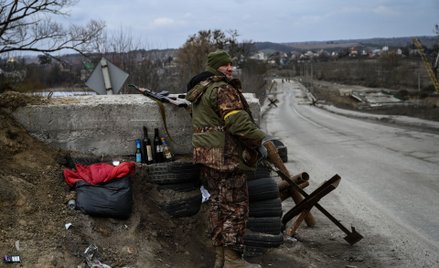 Ukraiński posterunek w pobliżu mostu w rejonie Kijowa