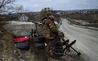 Ukraiński posterunek w pobliżu mostu w rejonie Kijowa