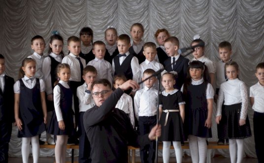 Pasha Talankin z dziećmi ze szkoły w Karabaszu w filmie "Pan Nikt kontra Putin", mat.pras.Against Gr