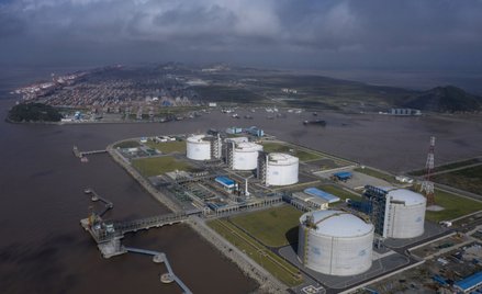 Terminal skroplonego gazu ziemnego (LNG) w porcie Yangshan Deepwater w Szanghaju w Chinach